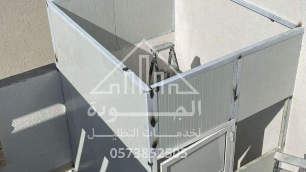 تقفيل زوايا الساندوتش بانل لمنع تسرب مياه الأمطار - تفاصيل تنفيذ هندسي